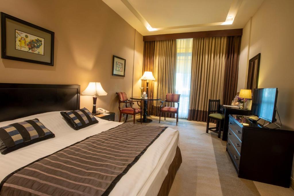 Century Park Hotel Аман Екстериор снимка